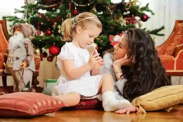 Une petite fille attend de pouvoir appeler le Père Noël